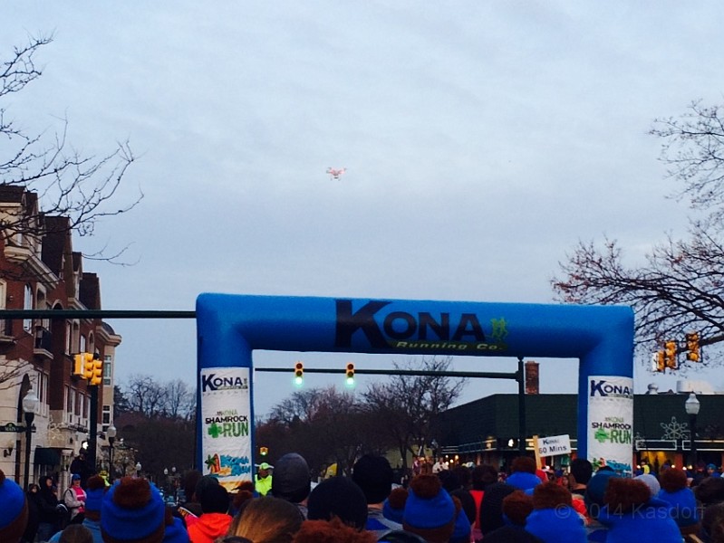 2014 Kona Hot Chocolate 10K 22.JPG - Lookee up 'der, "The Drone", "The Drone"... 